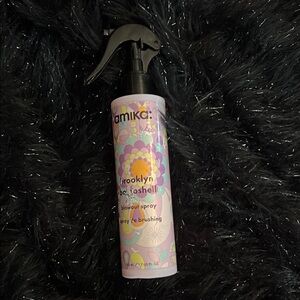 Amika Brooklyn Bombshell Blowout Spray - Purple